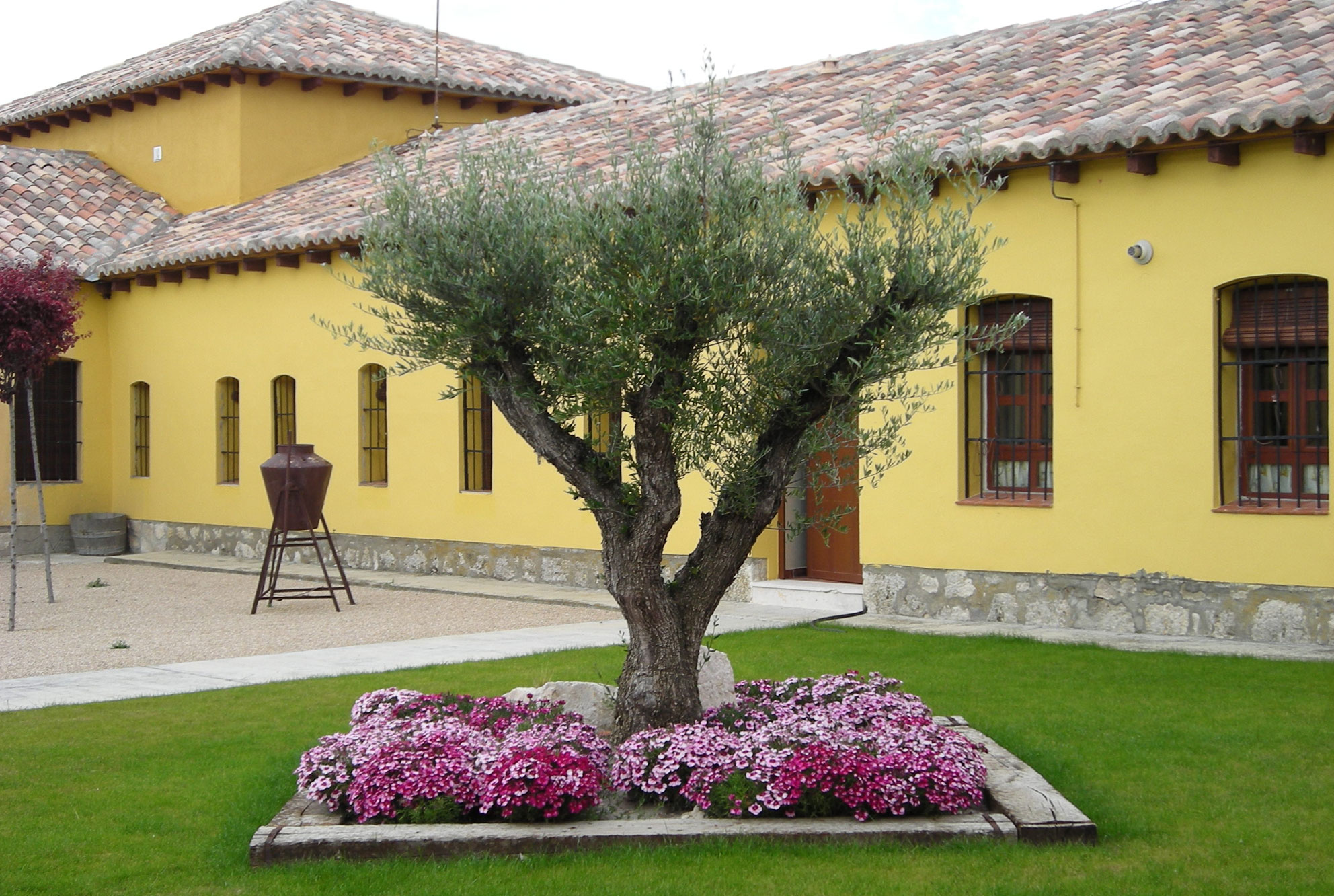 Finca El Caserío - Casa Rural El Cuento y La Leyenda en Mucientes, Valladolid