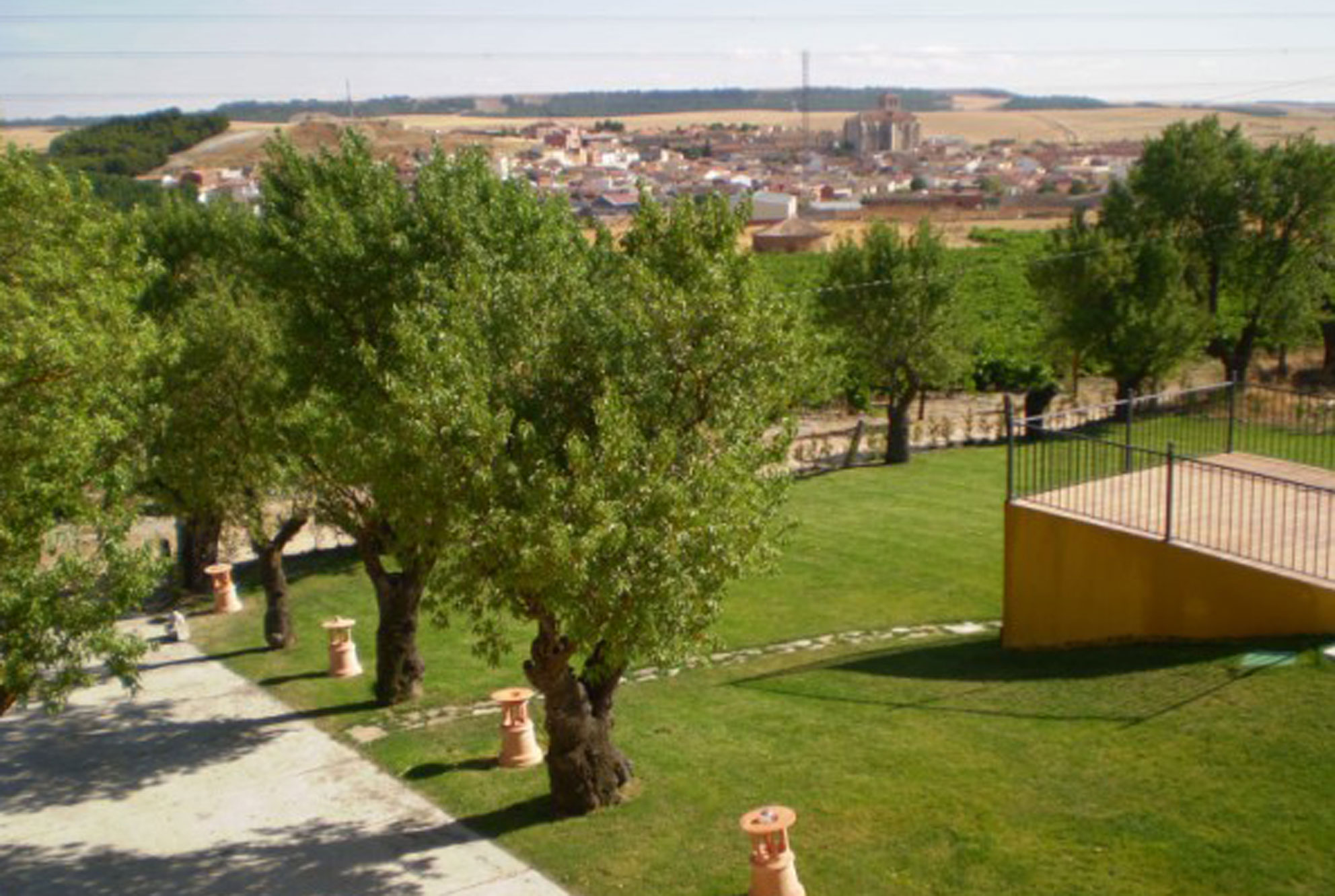 Jardines con árboles centenarios de La Leyenda Casa Rural